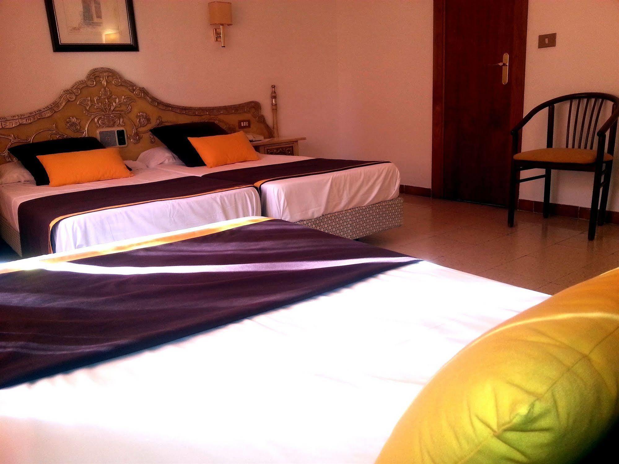 Hotel Hostal Del Sol Sant Feliu de Guíxols Dış mekan fotoğraf
